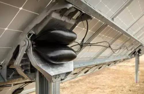 Sunfolding 太阳能跟踪器可适应不平坦的地形